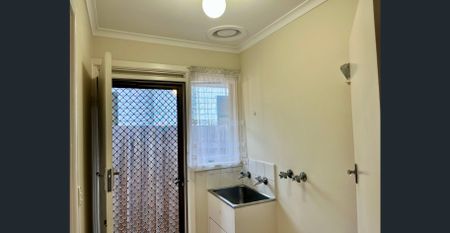 This charming 2-bedroom unit is perfect for those seeking comfort and convenience. Available 21/02/2026 - Photo 5