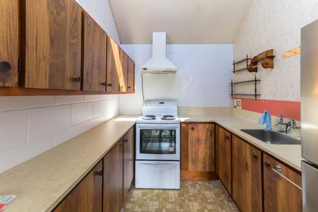 Spacious and bright on Bowmont! - Photo 4