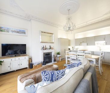 2 Bed Flat - Photo 2