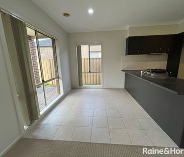 21 Elsternwick Street, Caroline Springs, VIC 3023 - Photo 4