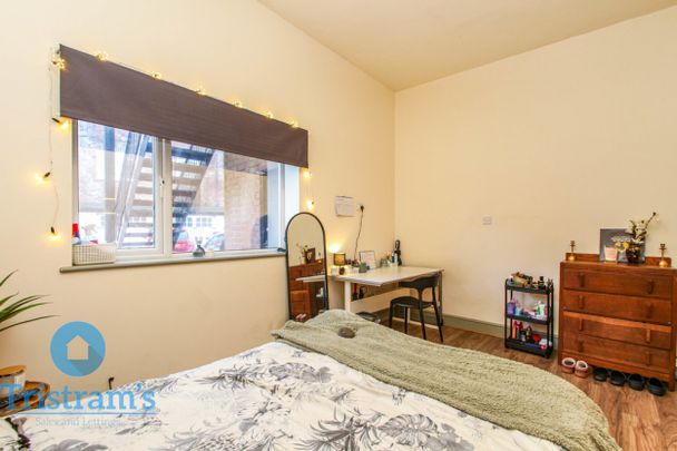 References Pending - 3 bed Apartment - Photo 1