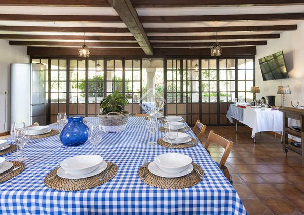 A fantastic well-built villa for short term let offering 8 bedrooms, a good layout, lovely views and a large plot in Donas-Gondomar, Pontevedra