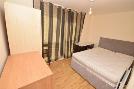 3 bedroom flat to rent - Photo 4