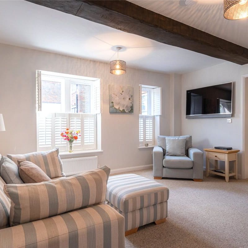 A beautifully modernised two bedroom mews cottage situated in the heart of Marlborough with off-street parking. - Photo 1