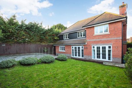 5 bedroom detached house to rent - Photo 2