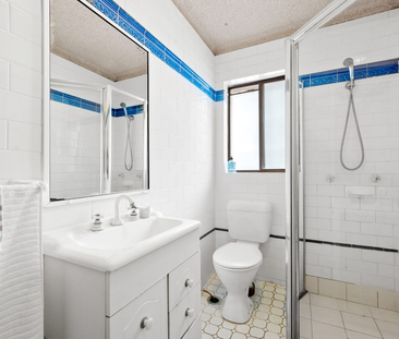 Convenience Meets Comfort | Top-Floor 1-Bed Apartment - Photo 5