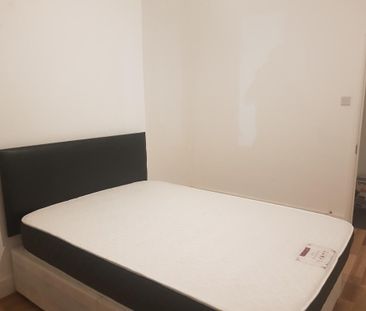 1 bedroom in a flat share to rent - Photo 3