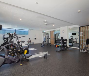 Ultra Modern, 2 storey 2 Bedroom Apartment in Prestigious Skye Resi... - Photo 6