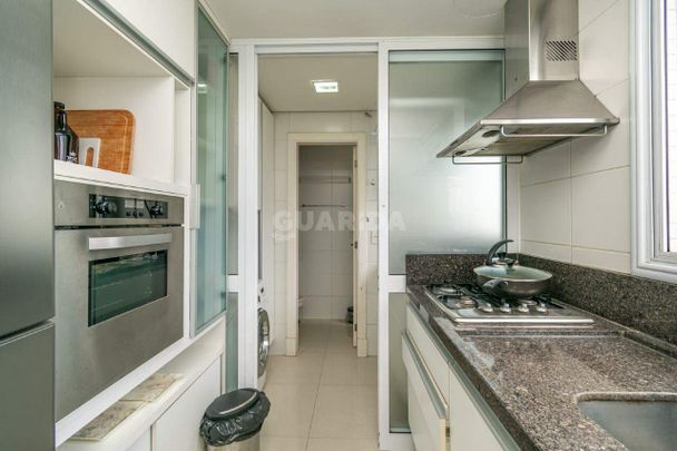 Apartamento mobiliado com 2 dormitórios, 1 suíte e 2 vagas de garagem no bairro Bela Vista - COD: 22358 - Photo 1