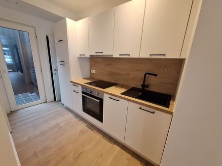 Gerenoveerde woning met 2 slaapkamers en koertje in centrum Poperinge. - Photo 2