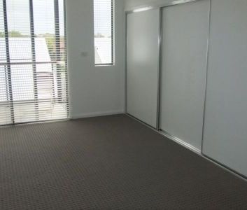 Modern 3 Bedroom Townhouse in Trendy Location! - Photo 4