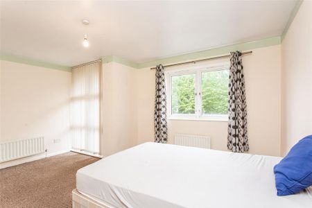 4 bedroom semi-detached house to rent - Photo 2