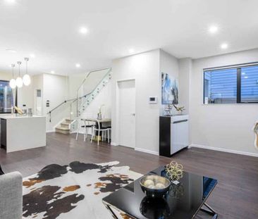 Hobsonville - 5 Bedroom House with 3.5 bathrooms - Photo 1