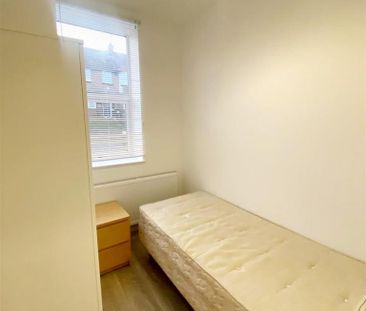 3 bedroom flat to rent - Photo 6