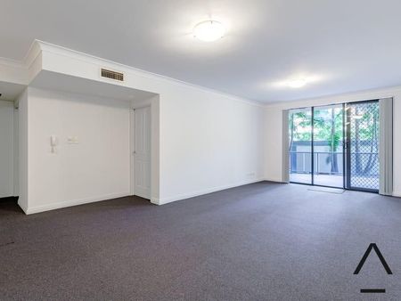 Superb Location, Oversized Refreshed Three Bedroom Apartment 5 Min Walk to Strathfield Station! - Photo 2
