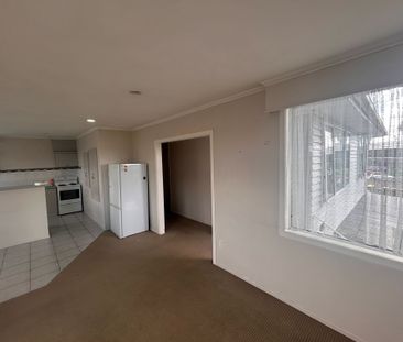 3 Bedrooms on Te Atatu Rd - Photo 2