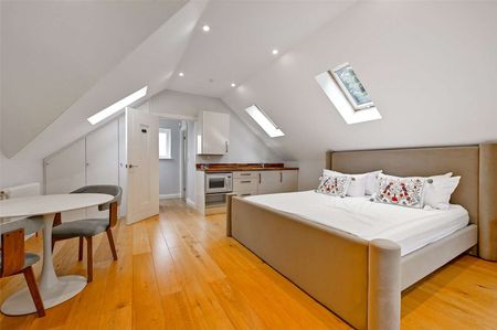 A beautifully presented and detached home in a private gated setting with tranquil gardens, home gym and separate one bedroom annex. - Photo 5