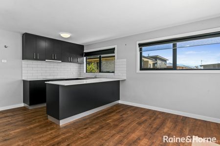 Beautifully Landscaped Family Home - Photo 5