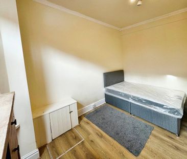 4 bedroom terraced house to rent - Photo 3