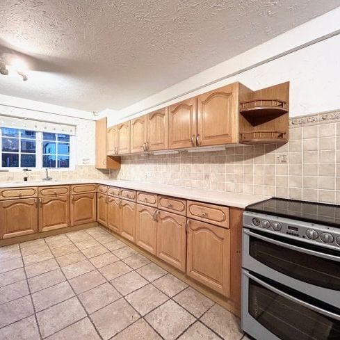 KINGSWOOD, BASILDON - Photo 1
