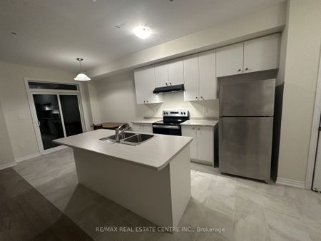 Townhouse For Lease | X8130120 - Photo 4