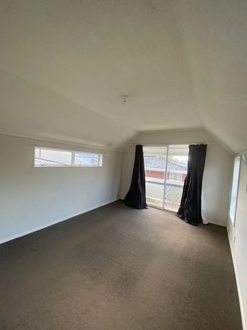 This three-bedroom home offers comfortable living in one of Hamilton’s most convenient areas. - Photo 2