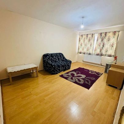 Pennine Way, UB3 - Photo 1