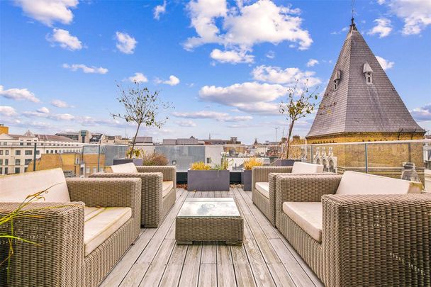 This exceptional three-bedroom duplex apartment is nestled in the heart of Covent Garden. - Photo 1