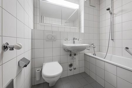 Urban apartment in a quiet side street - Photo 4