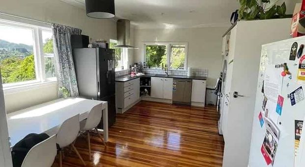 Large, sunny home with 4/5 bedrooms - Photo 1