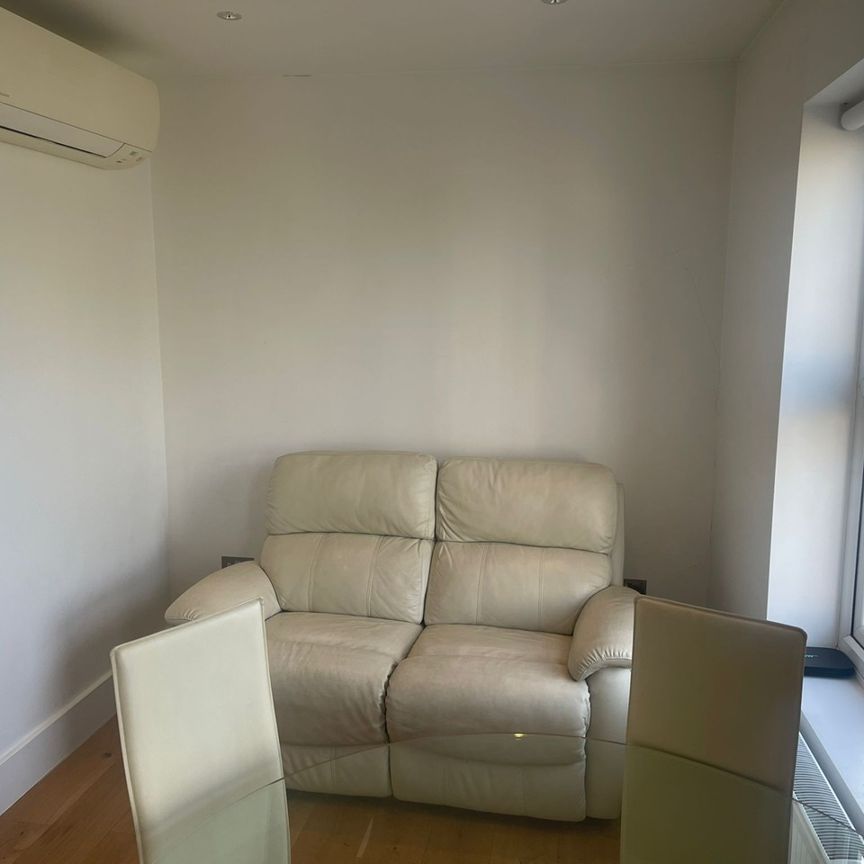 2 Bed Flat, Wandsworth Road, SW8 - Photo 1