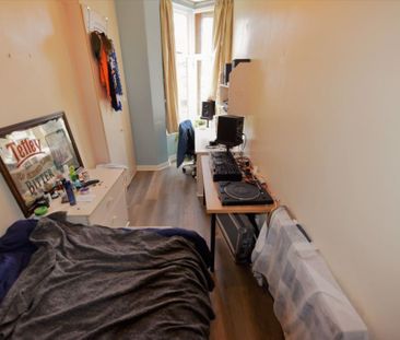 3 bedroom Flat in Hollybank, Leeds - Photo 3
