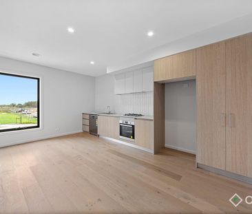 COSMOPOLITAN LIVING - Photo 4