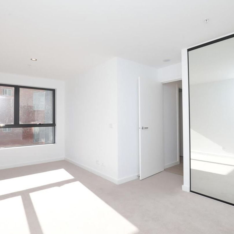 MODERN 2 BEDROOM 2 BATHROOM APARTMENT IN BOUTIQUE BLOCK - Photo 1