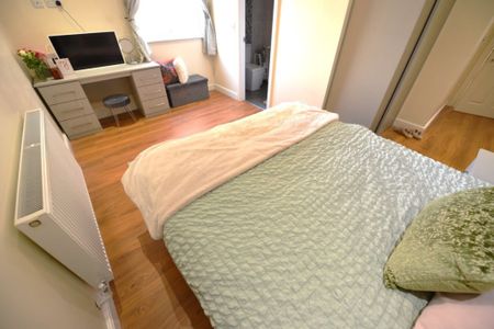 3 bedroom Flat in Flat 3, Leeds - Photo 3