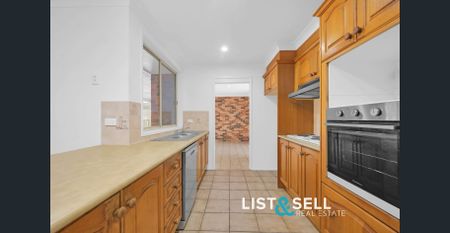 Large 4 Bedroom Home! - Photo 3