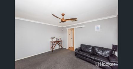 Tucked away in a quiet cul de sac, neat and tidy 3 bedroom 1 bathroom duplex half. - Photo 2