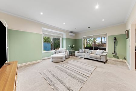 17 Pioneers Crescent, Pakenham VIC 3810 - House For Rent | Domain - Photo 3