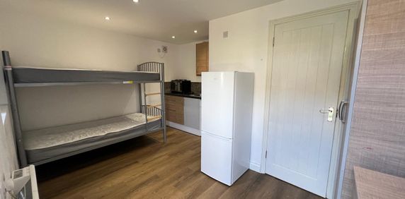 self contained studio flat ideal for working professional- £1000 pcm inclusive bills - Photo 2