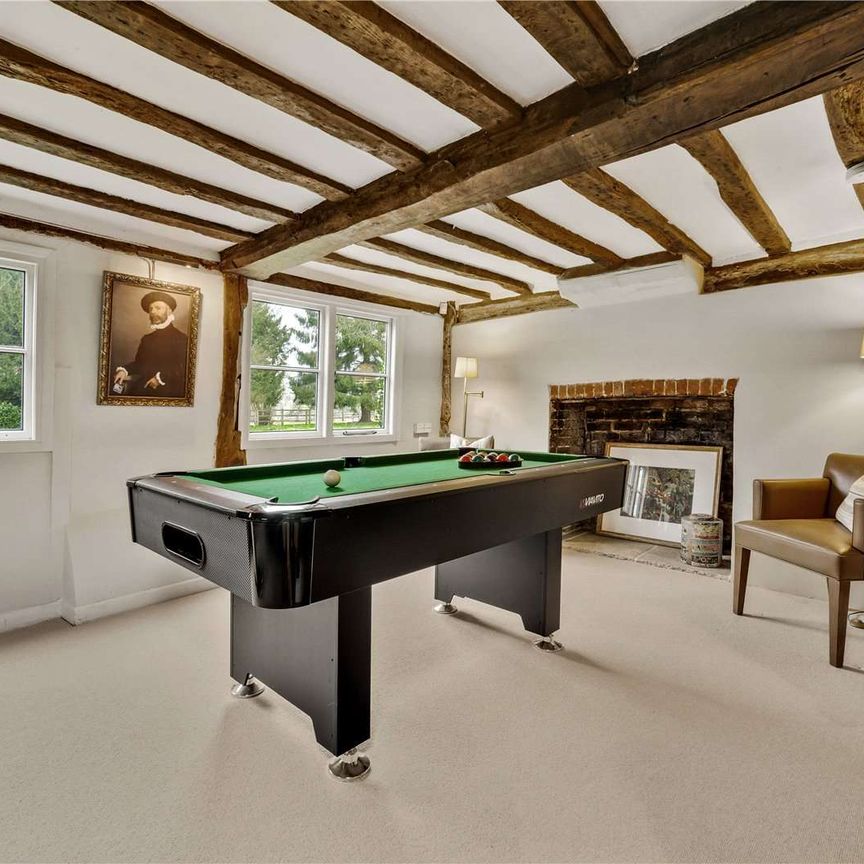 Charming Grade II listed period property dating back to 1607, beautifully refurbished to an excellent standard. - Photo 1