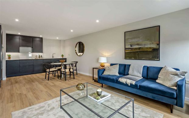 High specification one-bedroom apartment located within easy walking distance of the train station - Photo 1