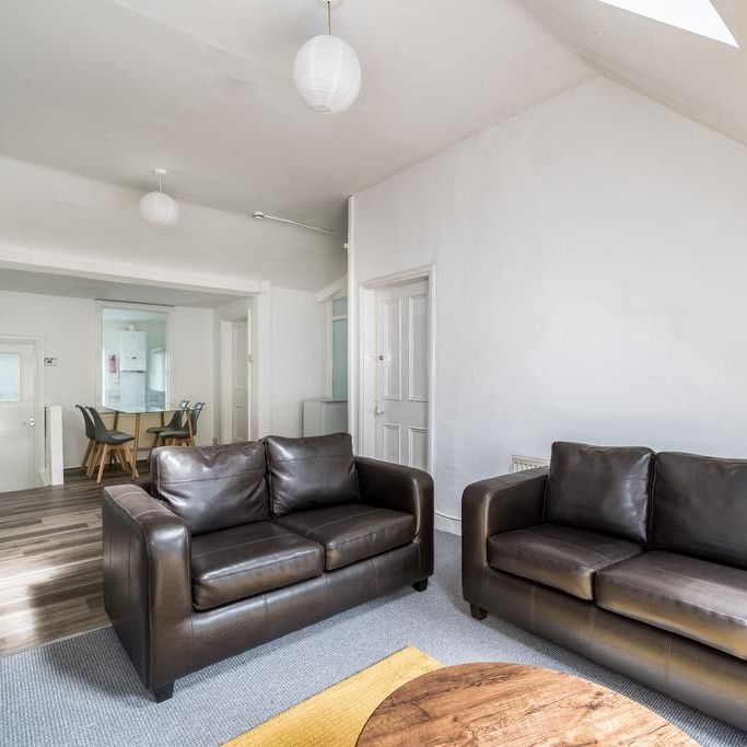 4 bedroom flat to rent - Photo 1