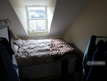 2 bedroom flat to rent - Photo 2