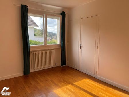 T3 de 103 m² comprenant: hall d'entrée, cuisine équipée, séjour avec balcon, 2 chambres, SDB, WC. - Photo 3