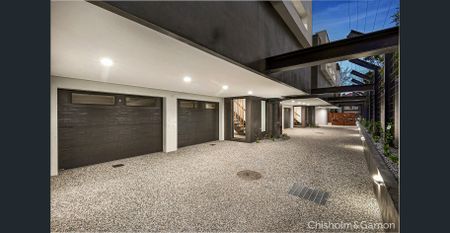 STYLISH & SPACIOUS TOWNHOUSE! - Photo 4