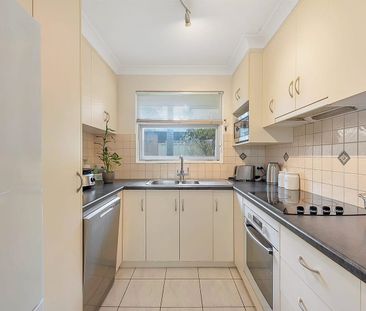 Perfectly positioned for lifestyle and convenience - Photo 2