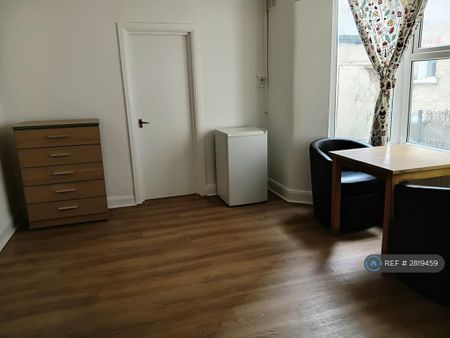 Studio to rent - Photo 2
