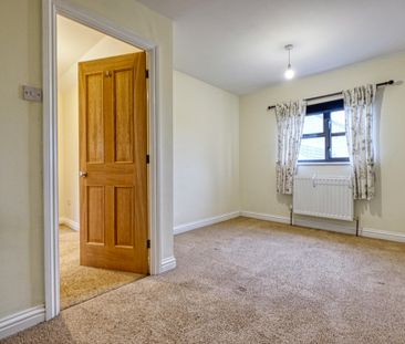 Spacious Detached Family Home with Garage available TO LET in Wymon... - Photo 3