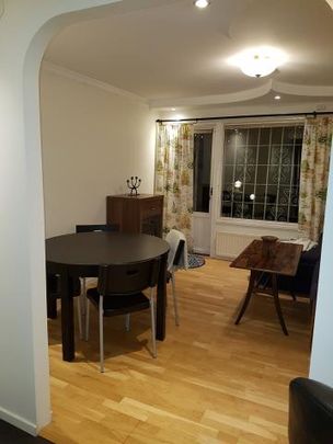 VILLA UTHYRES I UPPLANDS VÄSBY - Photo 1