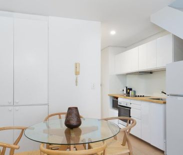 Modern one-bedroom loft-style apartment. - Photo 3